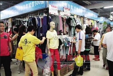 广州石井尾货商圈库存积压严重 千元服装低至30元甩卖